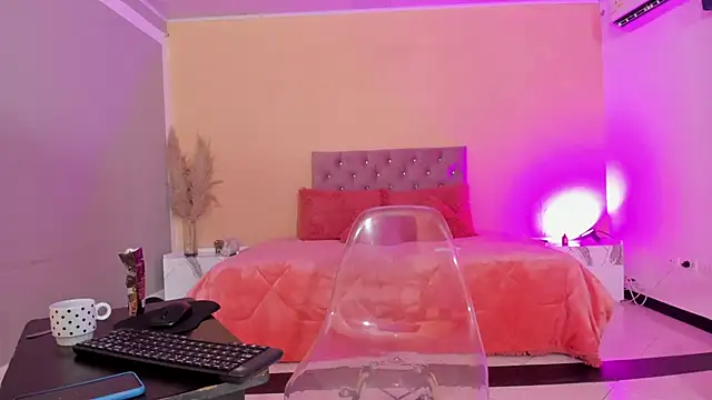 Snapshot of cristal_crossfitx chatting on November 26, 2025, 10:16 am cristal crossfitx online show from November 26, 2025, 10:16 am