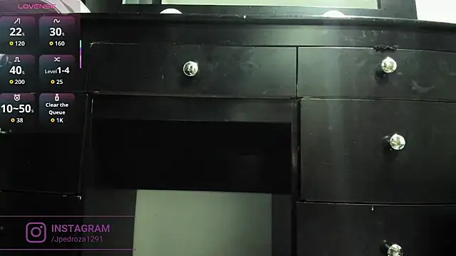 crystal beennz online show from December 5, 2025, 3:26 am