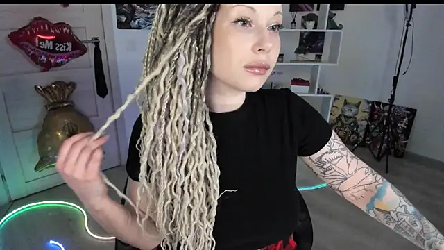 Snapshot of HoneySallyMoore chatting on May 1, 2026, 6:45 pm HoneySallyMoore online show from May 1, 2026, 6:45 pm