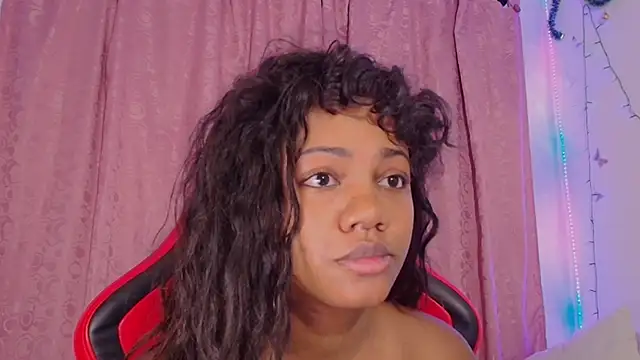 Daphnewalker   online show from December 18, 2025, 11:27 am