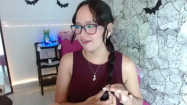 Emilybateee online show from October 17, 2025, 4:31 pm