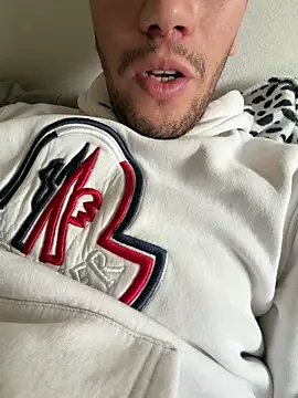 yaxxx03 online show from October 26, 2025, 12:44 pm