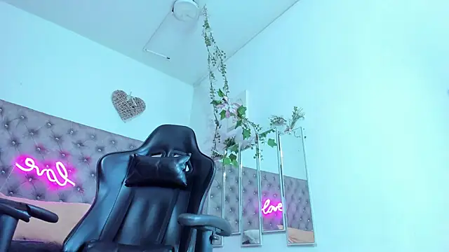 Snapshot of Naomii_Viper chatting on November 19, 2025, 11:10 am Naomii Viper online show from November 19, 2025, 11:10 am