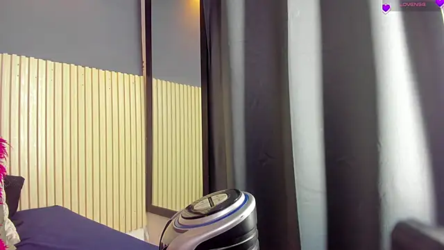 Aida-nicolle online show from November 30, 2025, 11:36 am