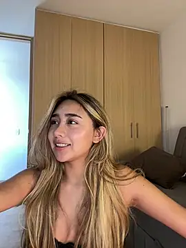 Hornyholly   online show from April 26, 2026, 7:00 pm