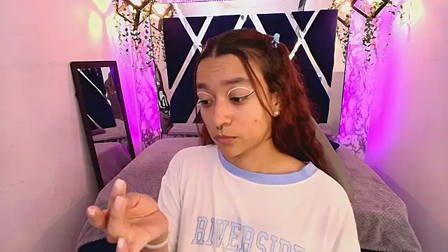 Snapshot of charlotte_bluee chatting on November 8, 2025, 4:18 pm charlotte bluee online show from November 8, 2025, 4:18 pm