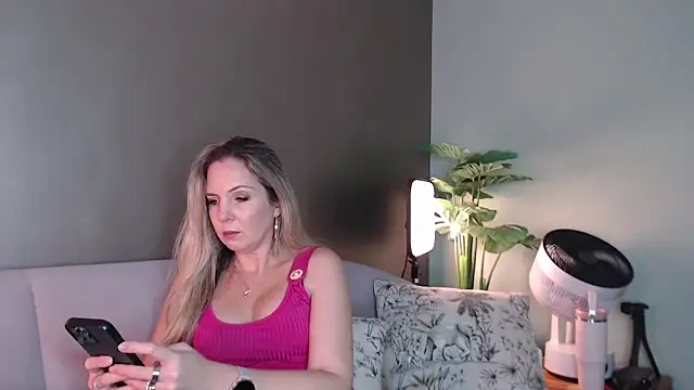 luscious-Lilly online show from September 18, 2025, 10:50 am