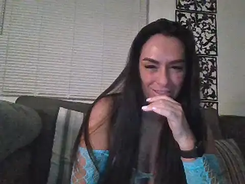 Snapshot of Layla_Gilf_Mae chatting on March 1, 2025, 10:31 pm Layla Gilf Mae online show from March 1, 2025, 10:31 pm