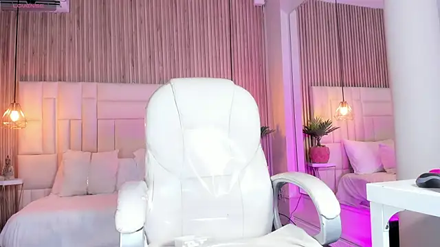 MelanieHillss online show from October 29, 2025, 5:10 am