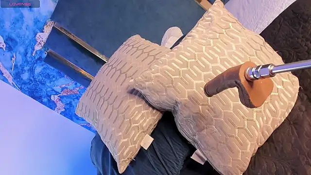 Natty roberts  online show from November 26, 2025, 12:55 am