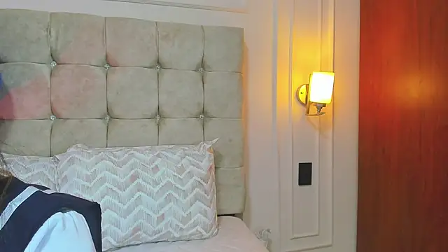 JasmineRoss 1 online show from September 10, 2025, 7:25 pm