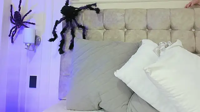 JasmineRoss 1 online show from October 22, 2025, 7:02 pm