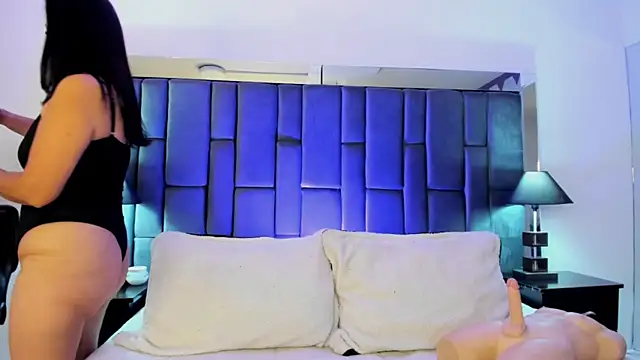 Aisha Nowak online show from October 19, 2025, 7:25 pm