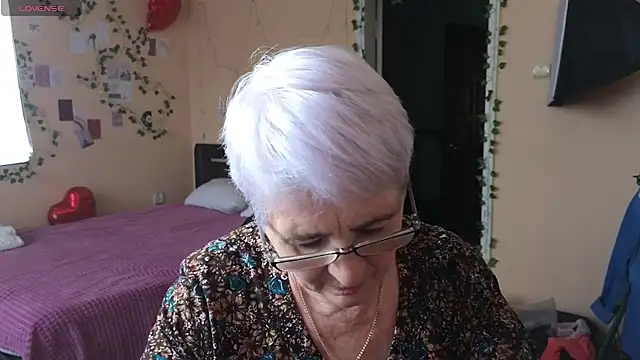 Sandra Snowflake online show from June 5, 2026, 5:25 am