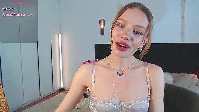 LunaticaBae online show from March 14, 2026, 4:18 am