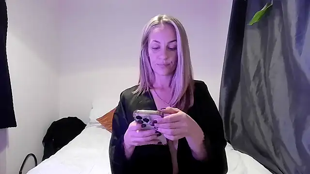 Snapshot of Edenfox- chatting on September 21, 2025, 8:21 pm Edenfox- online show from September 21, 2025, 8:21 pm