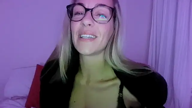 Snapshot of Edenfox- chatting on October 25, 2025, 8:58 pm Edenfox- online show from October 25, 2025, 8:58 pm