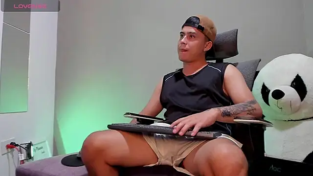 mattiwsmorris  online show from October 24, 2025, 7:49 am