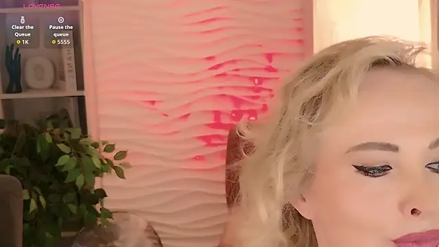 Snapshot of Sandra_Kind chatting on June 16, 2026, 5:21 am Sandra Kind online show from June 16, 2026, 5:21 am