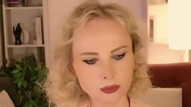 Snapshot of Sandra_Kind chatting on July 18, 2026, 5:22 am Sandra Kind online show from July 18, 2026, 5:22 am