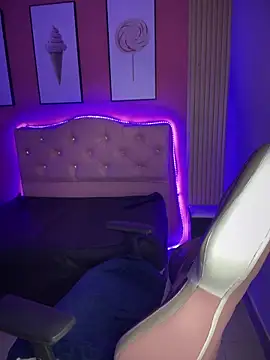 Emily-teen online show from February 23, 2025, 1:21 pm