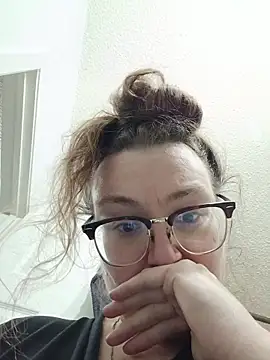 HTXBELLE online show from November 4, 2025, 4:33 am