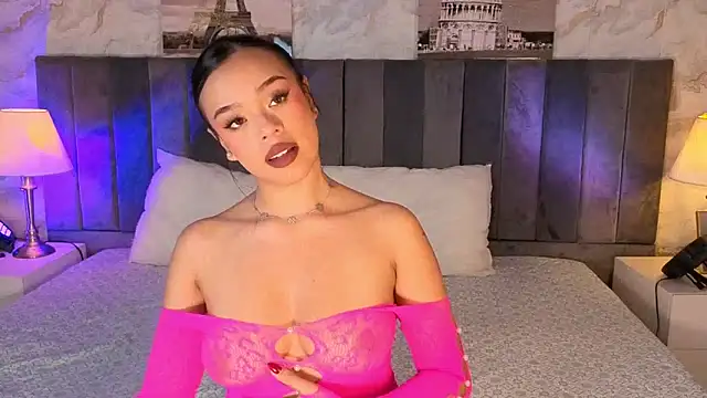 LiaHilton2 online show from November 18, 2025, 2:32 pm