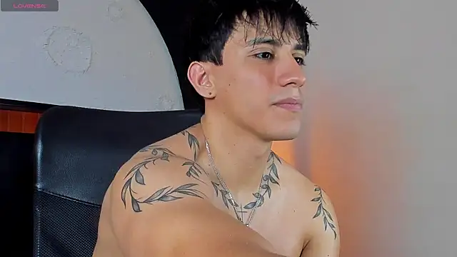 Snapshot of Allex_Cano chatting on October 19, 2025, 11:16 pm Allex Cano online show from October 19, 2025, 11:16 pm