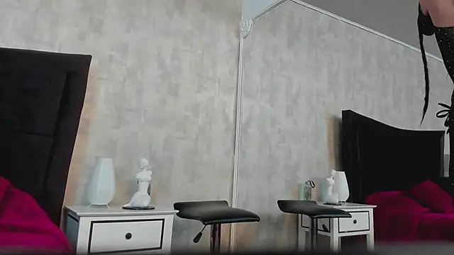 NahomyCarther online show from April 8, 2026, 11:05 pm