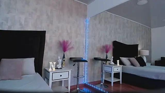 NahomyCarther online show from April 17, 2026, 9:51 pm