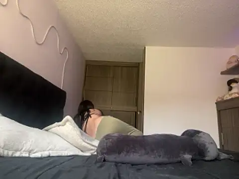 DesireLuxe online show from January 6, 2026, 2:21 pm