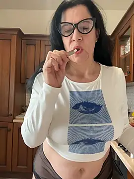 Snapshot of LadydeSade chatting on February 24, 2026, 12:36 pm LadydeSade online show from February 24, 2026, 12:36 pm