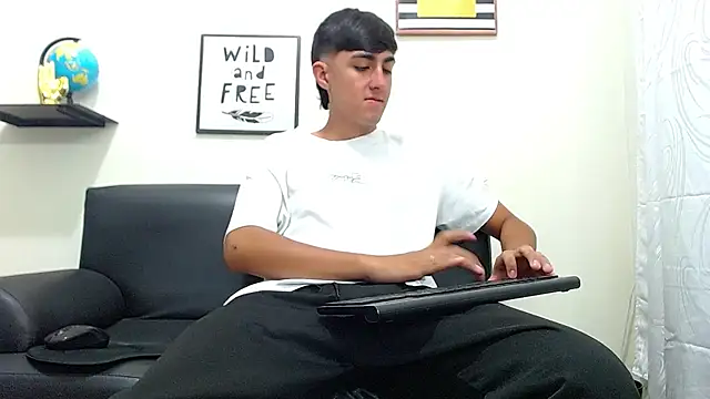 Snapshot of babymaik chatting on March 21, 2025, 11:34 pm babymaik online show from March 21, 2025, 11:34 pm