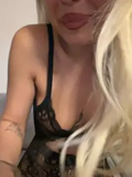 Snapshot of laraaaaaa chatting on June 15, 2026, 7:49 pm laraaaaaa online show from June 15, 2026, 7:49 pm