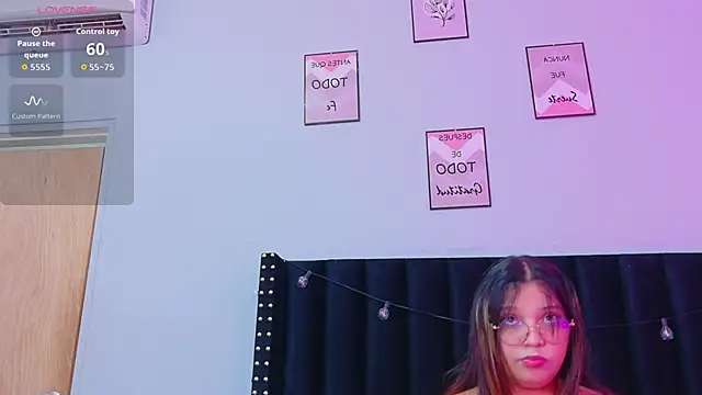 Snapshot of innocenthazel chatting on October 19, 2025, 12:06 pm innocenthazel online show from October 19, 2025, 12:06 pm