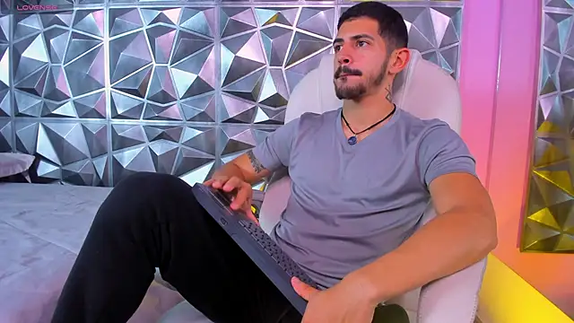 Snapshot of AlejandroStormm chatting on January 7, 2026, 8:33 pm AlejandroStormm online show from January 7, 2026, 8:33 pm