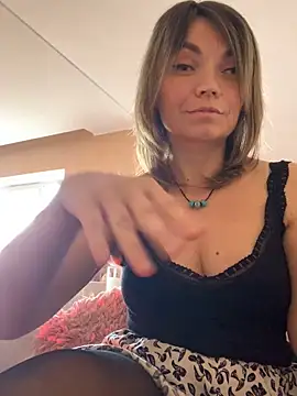 Ella Pearlie online show from October 12, 2025, 8:46 am