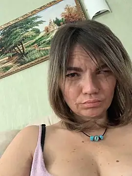 Ella Pearlie online show from October 13, 2025, 9:42 am