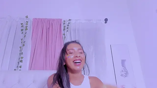 Snapshot of Emma_lorense22 chatting on March 21, 2025, 1:24 am Emma lorense22 online show from March 21, 2025, 1:24 am