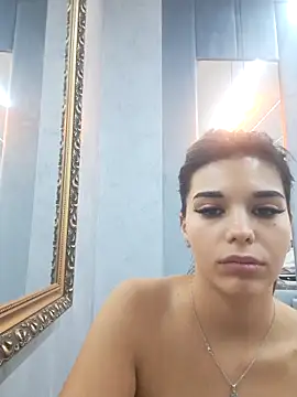 Bella Posh online show from November 4, 2025, 5:39 am