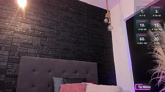 Maite Smith  online show from November 14, 2025, 4:22 am