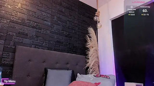 Maite Smith  online show from November 21, 2025, 4:33 am