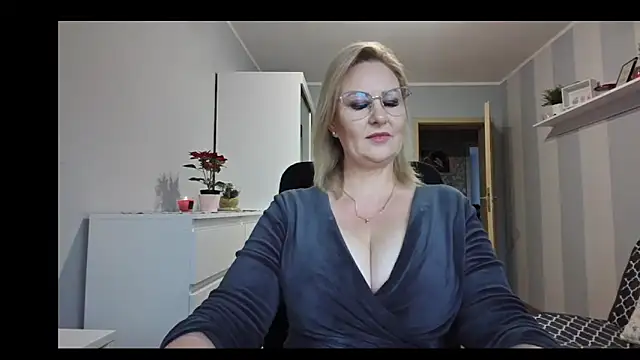 Snapshot of DianaLive chatting on December 16, 2025, 7:24 am DianaLive online show from December 16, 2025, 7:24 am