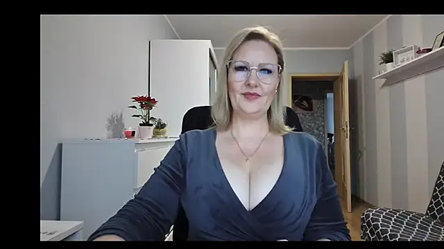 Snapshot of DianaLive chatting on December 17, 2025, 8:20 am DianaLive online show from December 17, 2025, 8:20 am