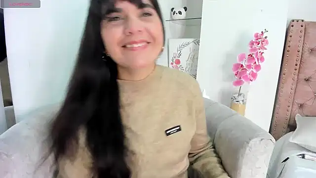 Snapshot of laura_hotties chatting on July 4, 2026, 1:39 pm laura hotties online show from July 4, 2026, 1:39 pm