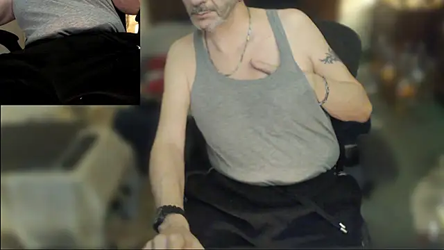 maxdaddy690 online show from April 28, 2026, 9:31 pm