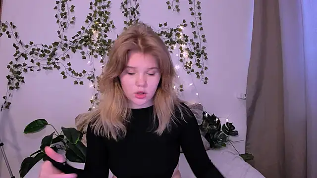 LaseyMoon online show from March 20, 2025, 4:18 am