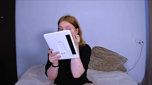 LaseyMoon online show from September 9, 2025, 2:00 am