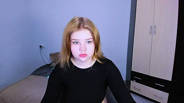 LaseyMoon online show from December 3, 2025, 2:19 am