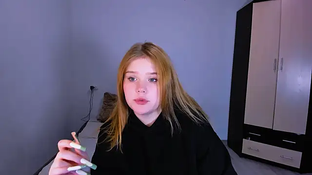 LaseyMoon online show from December 19, 2025, 9:27 am